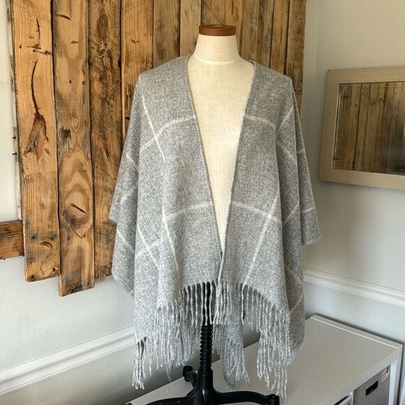 Lane Bryant Sweaters - NWT‎ Lane Bryant Women’s Plaid Fringe Hem Poncho Shaw Cardigan OS Gray White